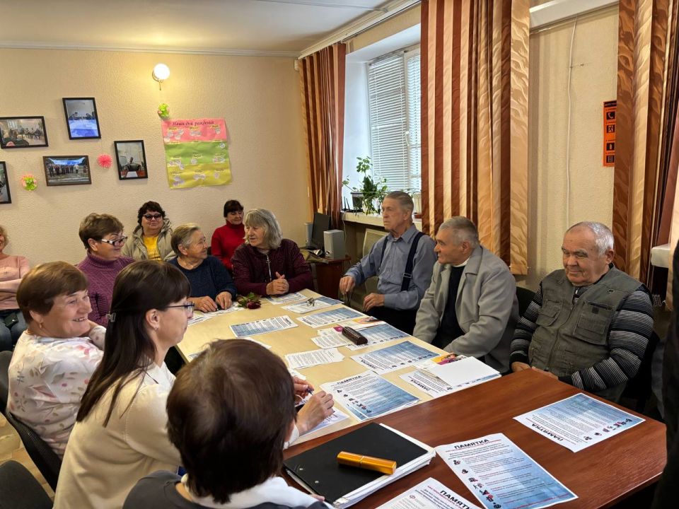 На базе Новоайдарского комплексного центра социального обслуживания населения состоялась важная встреча, организованная сотрудниками Администрации совместно с представителем Центра общения старшего поколения На базе Новоайдарского комплексного центра социального обслуживания населения состоялась важная встреча, организованная сотрудниками Администрации совместно с представителем Центра общения старшего поколения