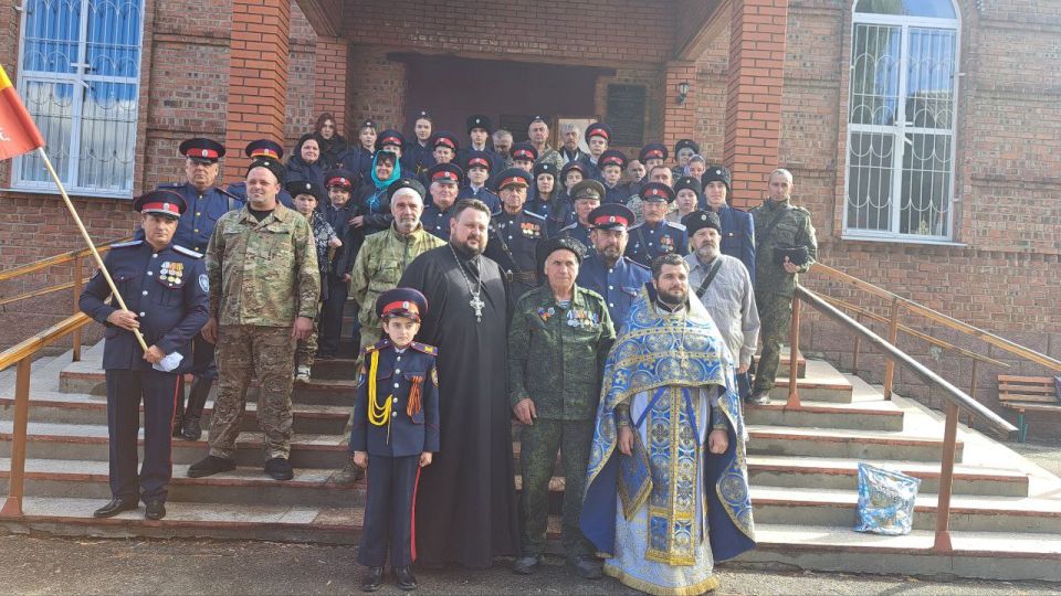 В Свято–Николаевском храме Станицы Луганской прошел торжественный молебен в честь Покрова Пресвятой Богородицы и Дня казачества ,где семеро казаков приняли Присягу В Свято–Николаевском храме Станицы Луганской прошел торжественный молебен в честь Покрова Пресвятой Богородицы и Дня казачества ,где семеро казаков приняли Присягу