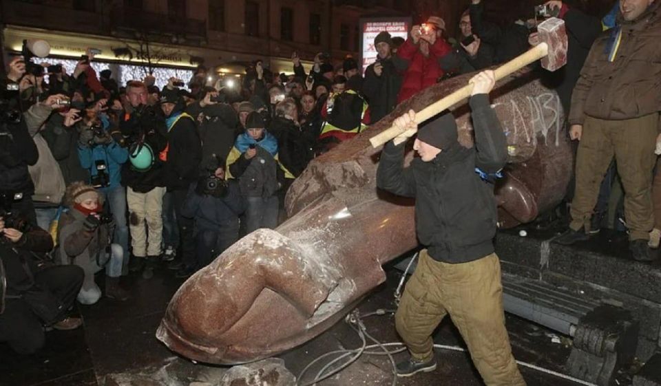 Александр Сухарь: Как война с памятниками на Украине обернулась национальной катастрофой