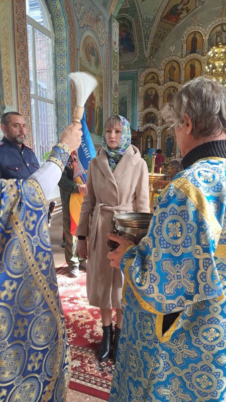 В Свято–Николаевском храме Станицы Луганской прошел торжественный молебен в честь Покрова Пресвятой Богородицы и Дня казачества ,где семеро казаков приняли Присягу В Свято–Николаевском храме Станицы Луганской прошел торжественный молебен в честь Покрова Пресвятой Богородицы и Дня казачества ,где семеро казаков приняли Присягу