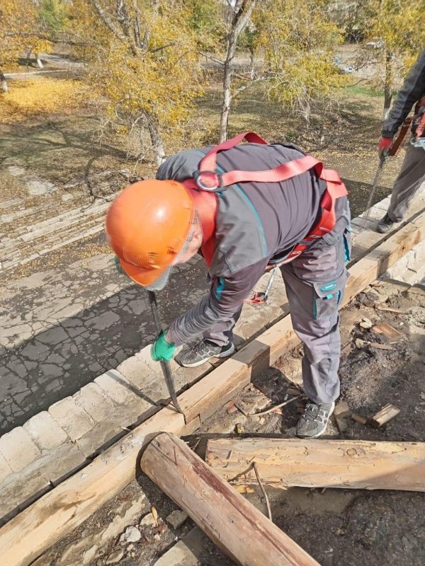 Рабочая группа регион-шефа Удмуртской Республики продолжает работы по капитальному ремонту кровли СДК села Македоновка Рабочая группа регион-шефа Удмуртской Республики продолжает работы по капитальному ремонту кровли СДК села Македоновка