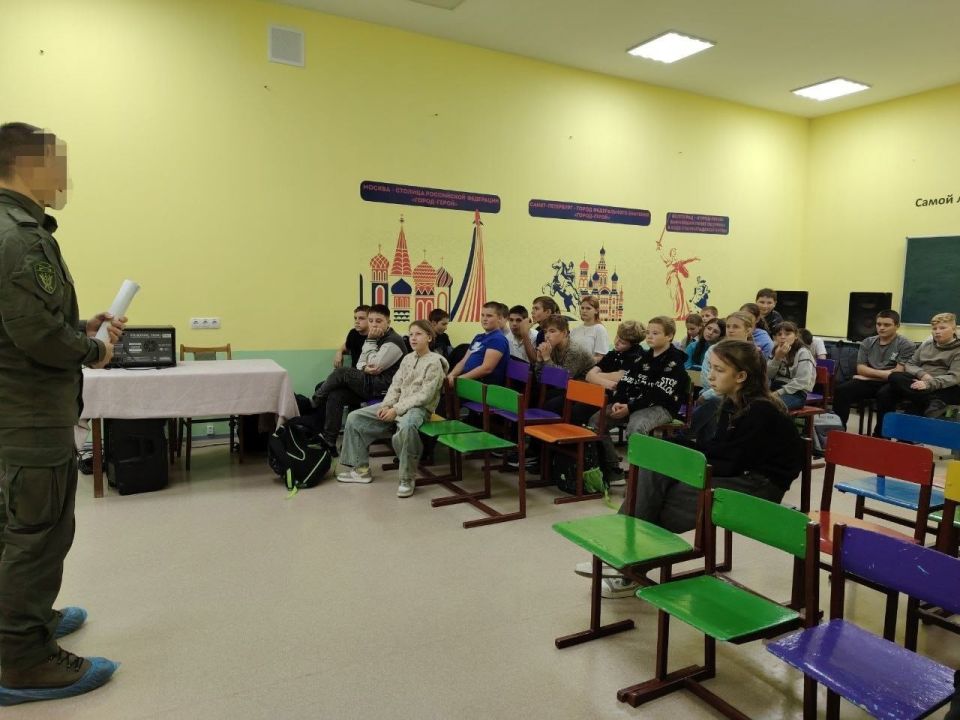 Представители Росгвардии провели урок для школьников Евсугского УВК Представители Росгвардии провели урок для школьников Евсугского УВК