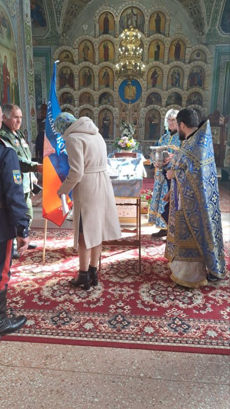 В Свято–Николаевском храме Станицы Луганской прошел торжественный молебен в честь Покрова Пресвятой Богородицы и Дня казачества ,где семеро казаков приняли Присягу В Свято–Николаевском храме Станицы Луганской прошел торжественный молебен в честь Покрова Пресвятой Богородицы и Дня казачества ,где семеро казаков приняли Присягу