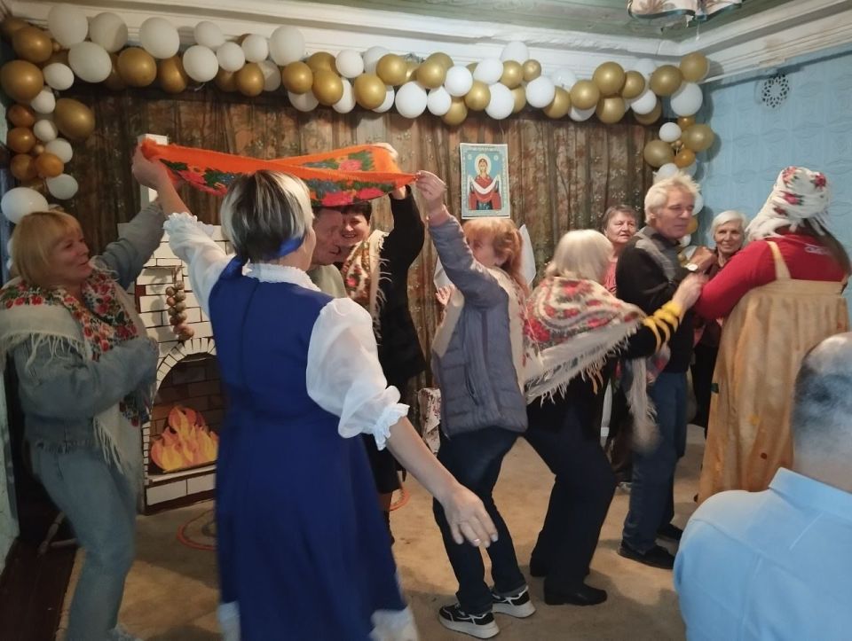 В атмосфере тепла и доброжелательности, за чашкой ароматного чая , жители микрорайона Алмазный собрались в Доме культуры, чтобы торжественно встретить светлый праздник Покрова Пресвятой Богородицы В атмосфере тепла и доброжелательности, за чашкой ароматного чая , жители микрорайона Алмазный собрались в Доме культуры, чтобы торжественно встретить светлый праздник Покрова Пресвятой Богородицы