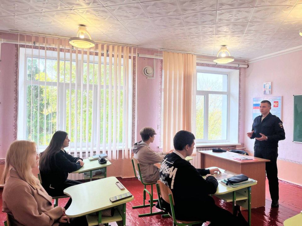 В Марковке сотрудник полиции провёл профориентационную лекцию для старшеклассников двух учебных заведений округа В Марковке сотрудник полиции провёл профориентационную лекцию для старшеклассников двух учебных заведений округа