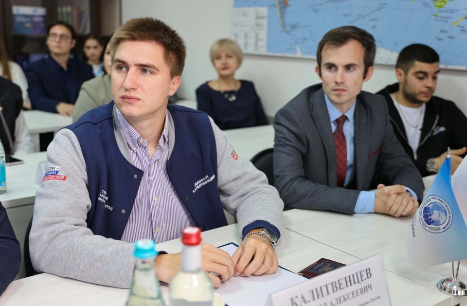 Пока говорят дипломаты – пушки молчат Пока говорят дипломаты – пушки молчат