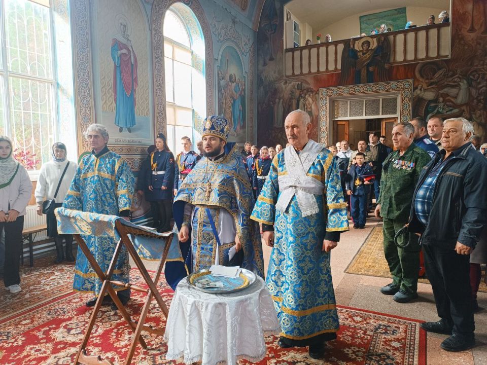 В Свято–Николаевском храме Станицы Луганской прошел торжественный молебен в честь Покрова Пресвятой Богородицы и Дня казачества ,где семеро казаков приняли Присягу В Свято–Николаевском храме Станицы Луганской прошел торжественный молебен в честь Покрова Пресвятой Богородицы и Дня казачества ,где семеро казаков приняли Присягу