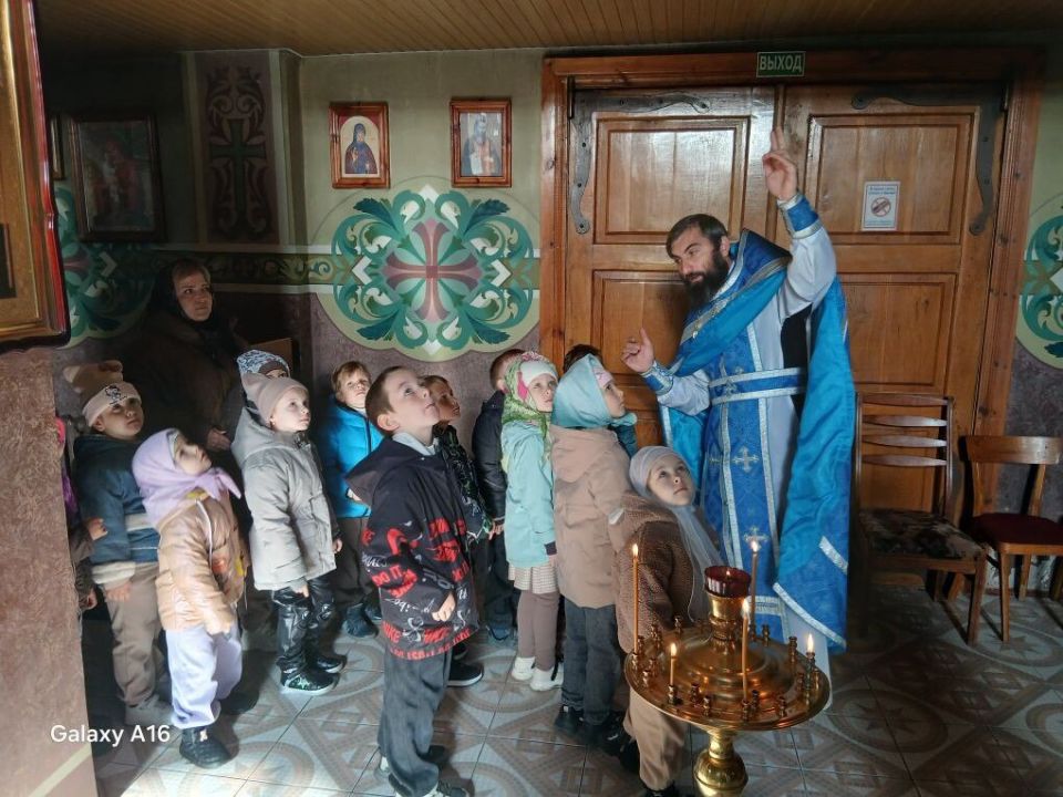 14 октября, в день праздника Покрова Пресвятой Богородицы, воспитанники детского сада "Аленький цветочек" посетили Кафедральный собор в честь Рождества Пресвятой Богородицы