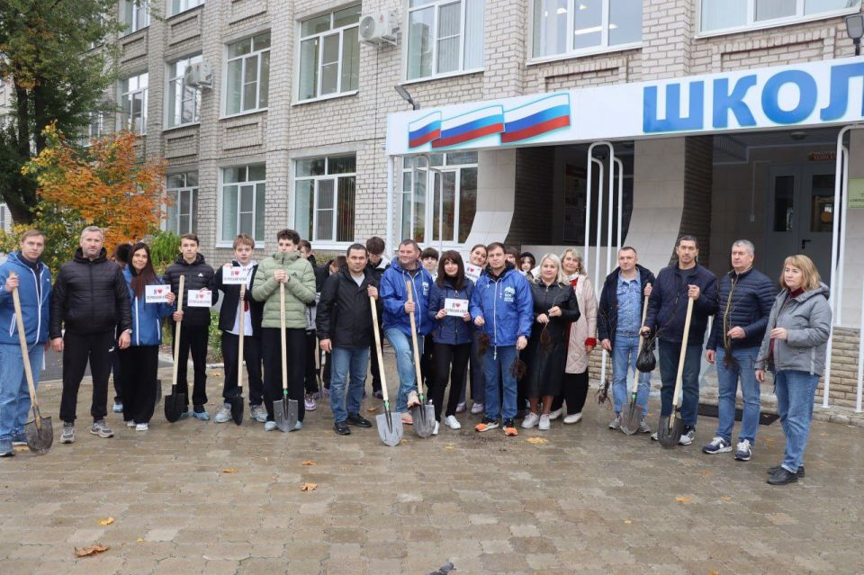 Депутаты Совета городского округа города Северодонецка совместно с депутатами Думы Кудымкарского муниципального округа Пермского края высадили более ста саженцев Депутаты Совета городского округа города Северодонецка совместно с депутатами Думы Кудымкарского муниципального округа Пермского края высадили более ста саженцев