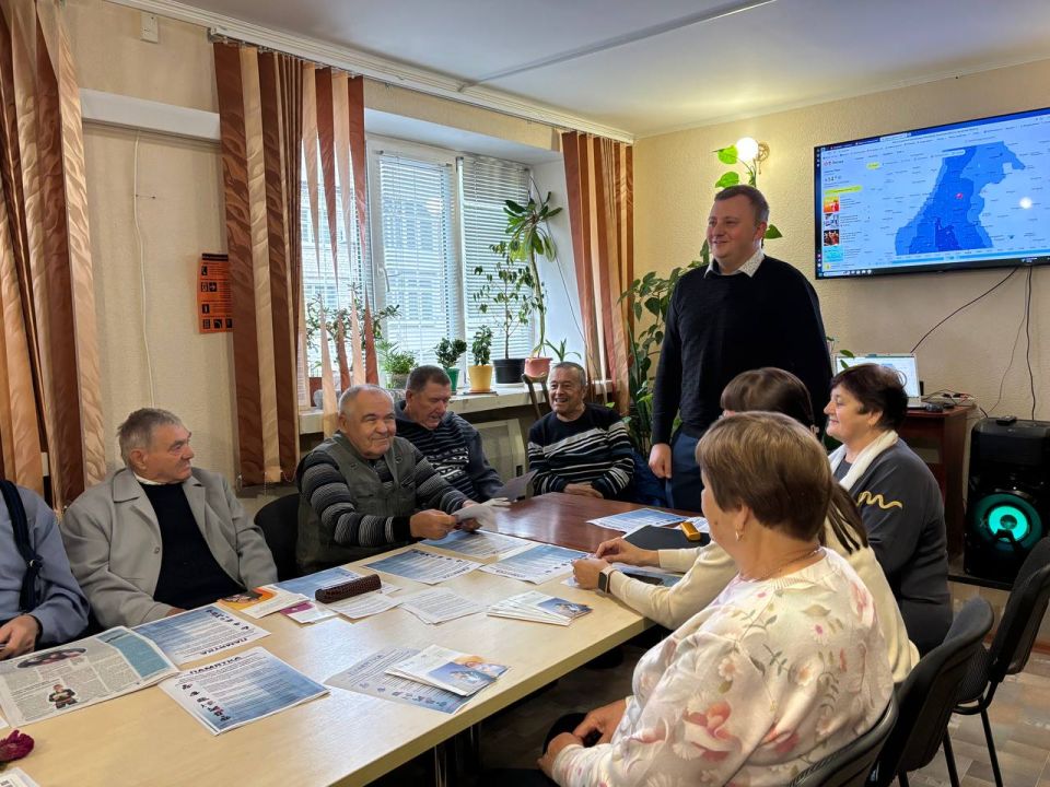 На базе Новоайдарского комплексного центра социального обслуживания населения состоялась важная встреча, организованная сотрудниками Администрации совместно с представителем Центра общения старшего поколения На базе Новоайдарского комплексного центра социального обслуживания населения состоялась важная встреча, организованная сотрудниками Администрации совместно с представителем Центра общения старшего поколения