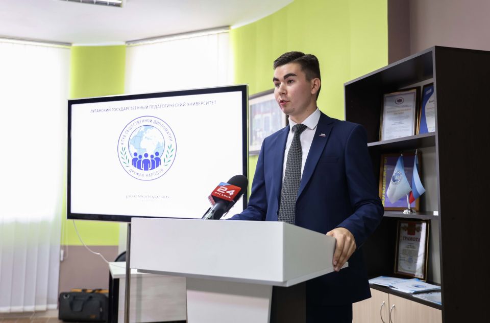 Пока говорят дипломаты – пушки молчат Пока говорят дипломаты – пушки молчат