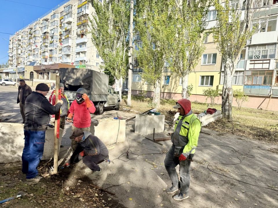 Под руководством главного инженера ООО «Русстройком» Георгия Барсегяна продолжаются ремонтно-восстановительные работы дома №4 по улице 30 лет Победы Под руководством главного инженера ООО «Русстройком» Георгия Барсегяна продолжаются ремонтно-восстановительные работы дома №4 по улице 30 лет Победы