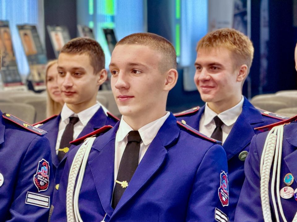 Денис Мирошниченко встретился с учащимися класса РВИО Луганского экономико-правового лицея Денис Мирошниченко встретился с учащимися класса РВИО Луганского экономико-правового лицея