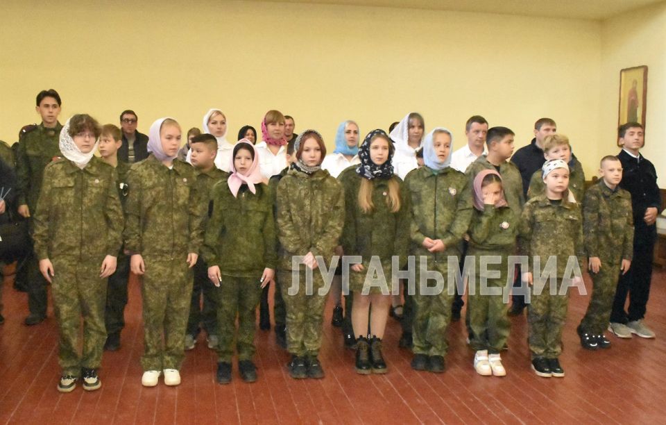 Праздничным Богослужением и крестным ходом отметили 14 октября прихожане Свято-Николаевского храма города Брянки Покров Пресвятой Богородицы Праздничным Богослужением и крестным ходом отметили 14 октября прихожане Свято-Николаевского храма города Брянки Покров Пресвятой Богородицы