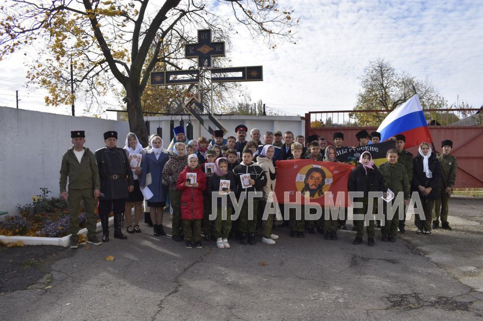 Праздничным Богослужением и крестным ходом отметили 14 октября прихожане Свято-Николаевского храма города Брянки Покров Пресвятой Богородицы Праздничным Богослужением и крестным ходом отметили 14 октября прихожане Свято-Николаевского храма города Брянки Покров Пресвятой Богородицы