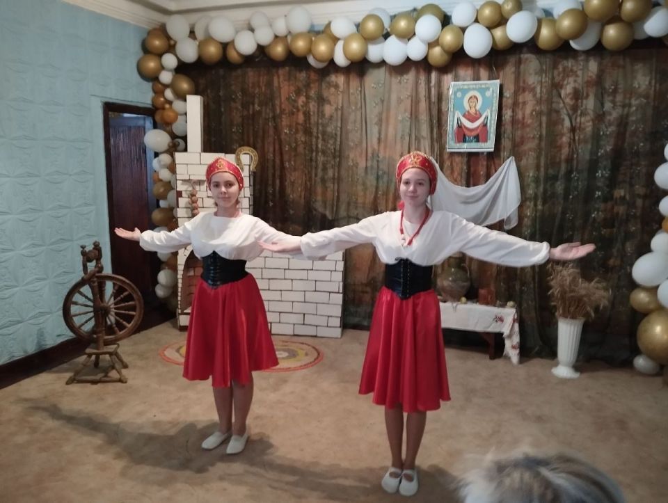 В атмосфере тепла и доброжелательности, за чашкой ароматного чая , жители микрорайона Алмазный собрались в Доме культуры, чтобы торжественно встретить светлый праздник Покрова Пресвятой Богородицы В атмосфере тепла и доброжелательности, за чашкой ароматного чая , жители микрорайона Алмазный собрались в Доме культуры, чтобы торжественно встретить светлый праздник Покрова Пресвятой Богородицы