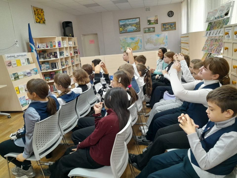 14 октября в Краснолучской центральной городской библиотеке им. Н.К. Крупской состоялась онлайн-встреча между учениками Краснолучской школы №10 и их сверстниками из города Гвардейска Калининградской области 14 октября в Краснолучской центральной городской библиотеке им. Н.К. Крупской состоялась онлайн-встреча между учениками Краснолучской школы №10 и их сверстниками из города Гвардейска Калининградской области