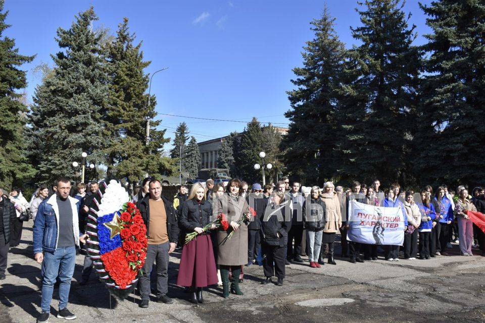 Торжественный митинг, посвященный Дню рождения Андрея Еременко состоялся в пгт Марковке Торжественный митинг, посвященный Дню рождения Андрея Еременко состоялся в пгт Марковке