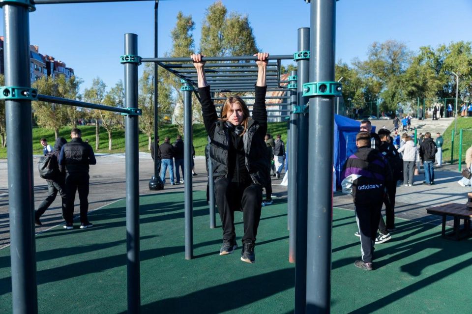 Стадион Луганского государственного университета имени Даля, который открылся сегодня после масштабной реконструкции, стал новым центром притяжения для студентов и жителей города. Об этом с места события передает... Стадион Луганского государственного университета имени Даля, который открылся сегодня после масштабной реконструкции, стал новым центром притяжения для студентов и жителей города. Об этом с места события передает...