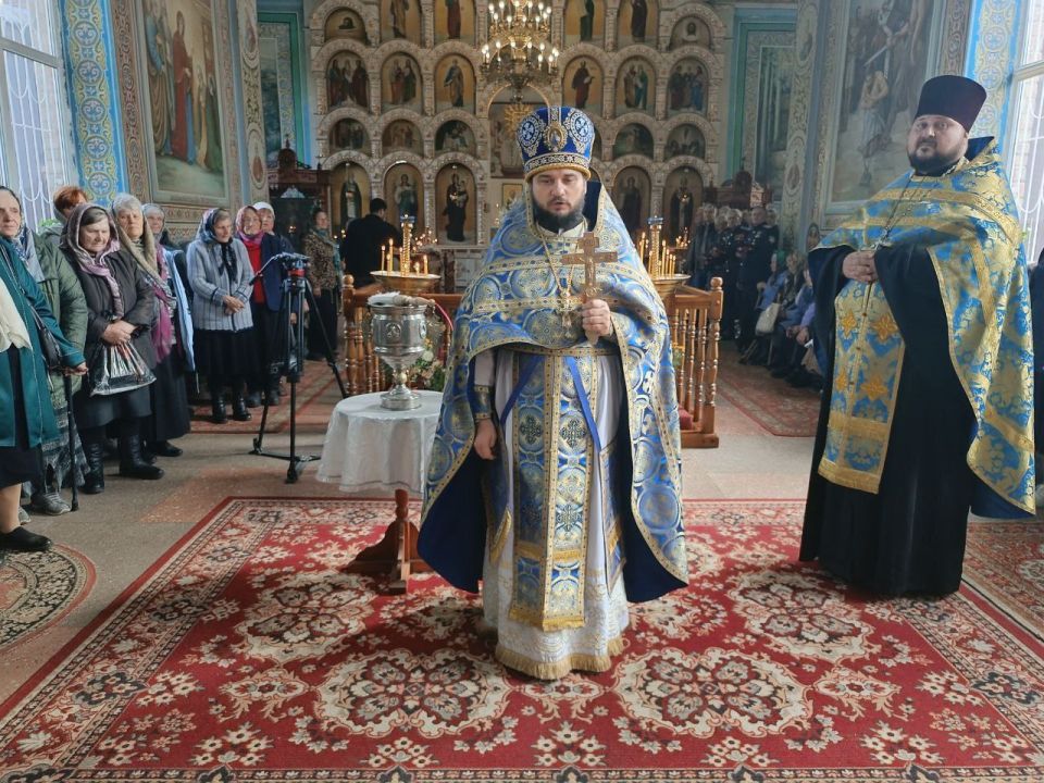 В Свято–Николаевском храме Станицы Луганской прошел торжественный молебен в честь Покрова Пресвятой Богородицы и Дня казачества ,где семеро казаков приняли Присягу В Свято–Николаевском храме Станицы Луганской прошел торжественный молебен в честь Покрова Пресвятой Богородицы и Дня казачества ,где семеро казаков приняли Присягу