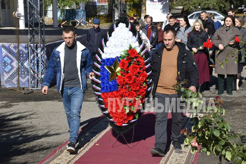 Торжественный митинг, посвященный Дню рождения Андрея Еременко состоялся в пгт Марковке