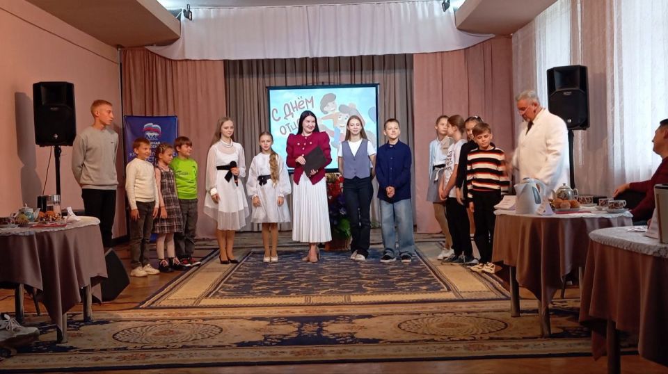 В рамках партийного проекта «Крепкая семья» в Красном Луче прошло мероприятие, посвященное Дню отца В рамках партийного проекта «Крепкая семья» в Красном Луче прошло мероприятие, посвященное Дню отца