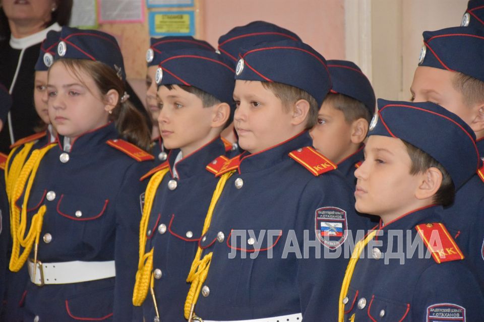 В Стахановской средней школе № 18 им. В. Д. Болотова прошло посвящение в кадеты учащихся 5 класса В Стахановской средней школе № 18 им. В. Д. Болотова прошло посвящение в кадеты учащихся 5 класса