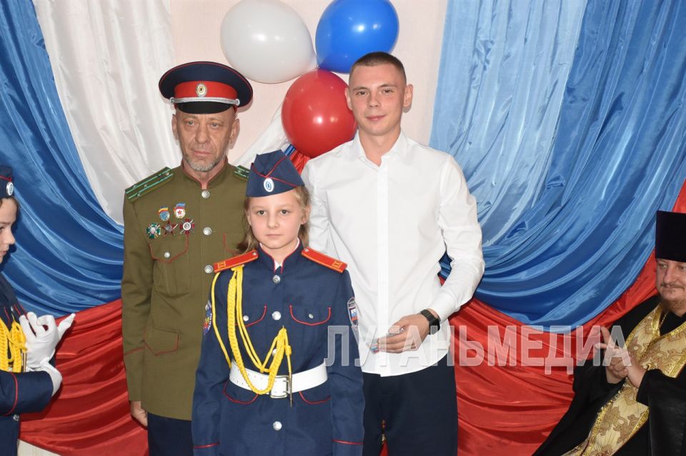В Стахановской средней школе № 18 им. В. Д. Болотова прошло посвящение в кадеты учащихся 5 класса В Стахановской средней школе № 18 им. В. Д. Болотова прошло посвящение в кадеты учащихся 5 класса