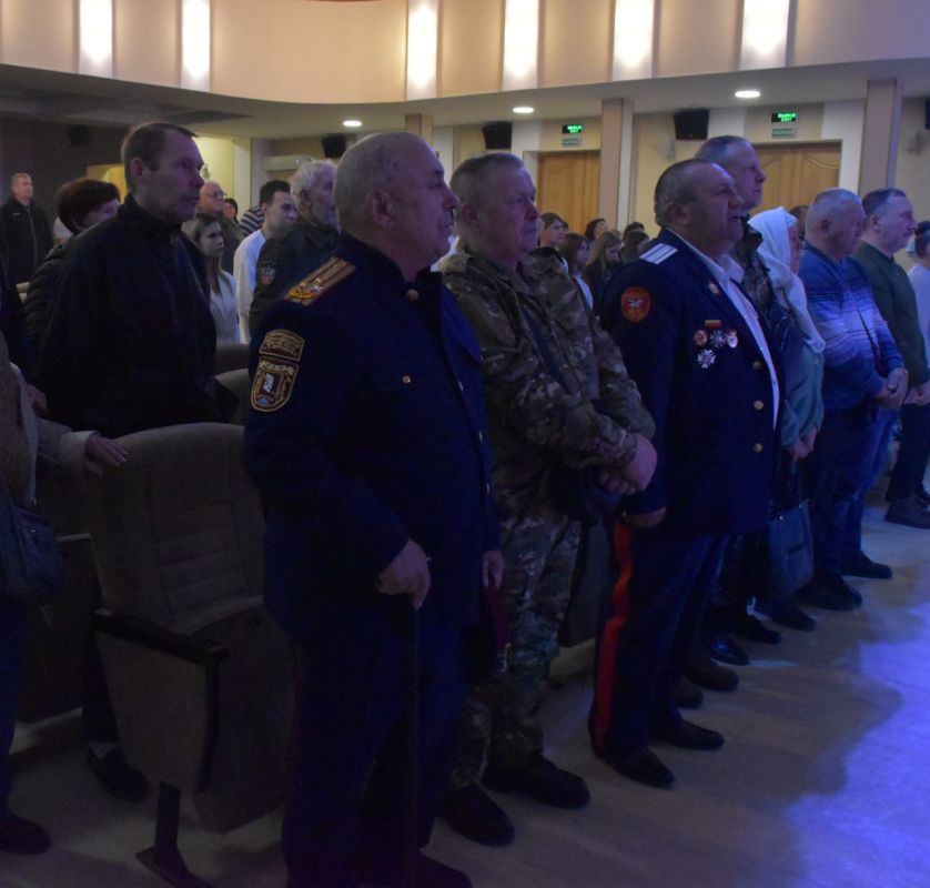 В городском Дворце культуры прошли торжественные мероприятия, приуроченные к Дню казачества ЛНР и Покровам Пресвятой Богородицы В городском Дворце культуры прошли торжественные мероприятия, приуроченные к Дню казачества ЛНР и Покровам Пресвятой Богородицы