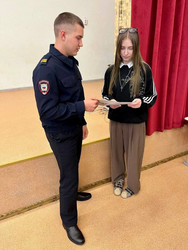 В Марковке сотрудник полиции провёл профориентационную лекцию для старшеклассников двух учебных заведений округа В Марковке сотрудник полиции провёл профориентационную лекцию для старшеклассников двух учебных заведений округа