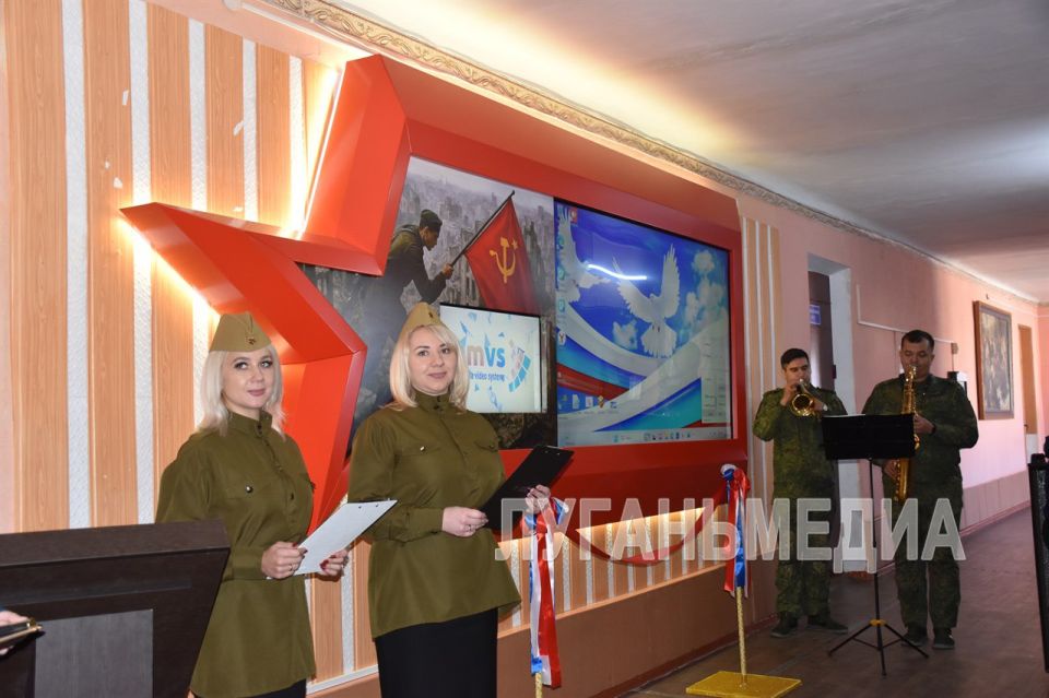 В Стахановской средней школе № 18 им. В. Д. Болотова прошло посвящение в кадеты учащихся 5 класса В Стахановской средней школе № 18 им. В. Д. Болотова прошло посвящение в кадеты учащихся 5 класса