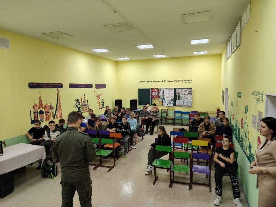 Представители Росгвардии провели урок для школьников Евсугского УВК Представители Росгвардии провели урок для школьников Евсугского УВК