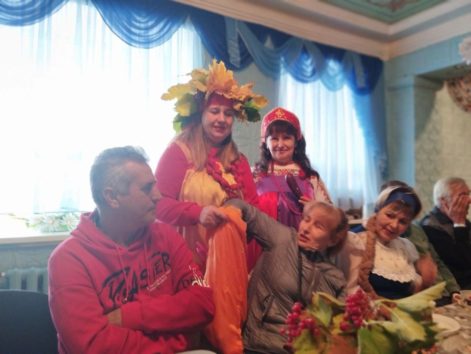 В атмосфере тепла и доброжелательности, за чашкой ароматного чая , жители микрорайона Алмазный собрались в Доме культуры, чтобы торжественно встретить светлый праздник Покрова Пресвятой Богородицы В атмосфере тепла и доброжелательности, за чашкой ароматного чая , жители микрорайона Алмазный собрались в Доме культуры, чтобы торжественно встретить светлый праздник Покрова Пресвятой Богородицы