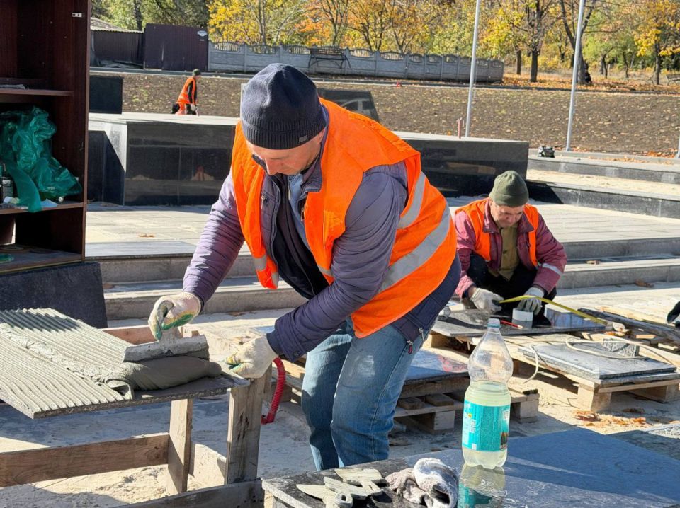 Сергей Колягин: При поддержке Минстроя ЛНР в рамках федерального проекта «Формирование комфортной городской среды» национального проекта «Инфраструктура для жизни» в середине мая стартовало благоустройство площади Боевой... Сергей Колягин: При поддержке Минстроя ЛНР в рамках федерального проекта «Формирование комфортной городской среды» национального проекта «Инфраструктура для жизни» в середине мая стартовало благоустройство площади Боевой...