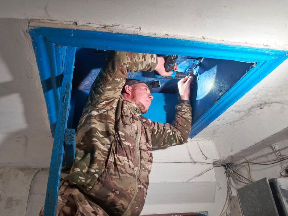 Начальник управления жилищно-коммунального хозяйства Администрации Антрацитовского муниципального округа Сергей Сердюков, в сопровождении главного инженера Антрацитовского филиала ЕУК Андрея Лиховидова, провели осмотр дома... Начальник управления жилищно-коммунального хозяйства Администрации Антрацитовского муниципального округа Сергей Сердюков, в сопровождении главного инженера Антрацитовского филиала ЕУК Андрея Лиховидова, провели осмотр дома...