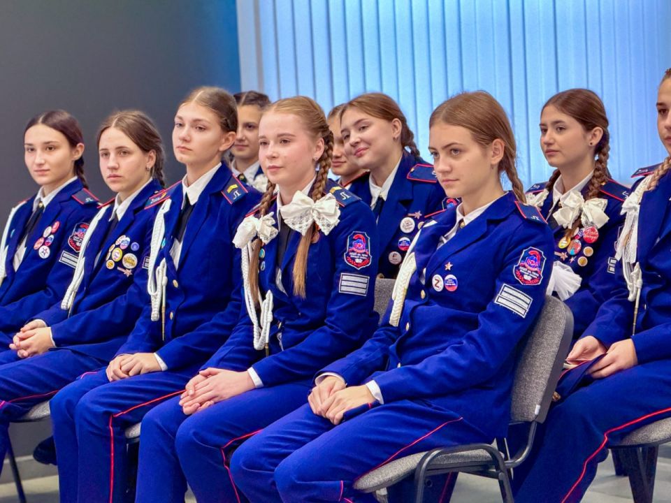 Денис Мирошниченко встретился с учащимися класса РВИО Луганского экономико-правового лицея Денис Мирошниченко встретился с учащимися класса РВИО Луганского экономико-правового лицея