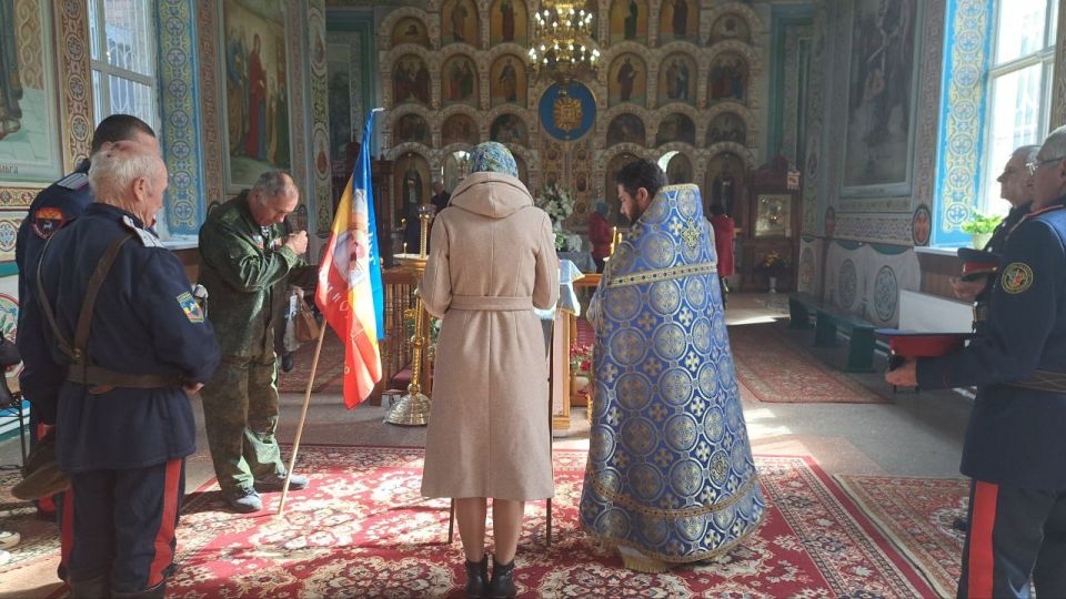 В Свято–Николаевском храме Станицы Луганской прошел торжественный молебен в честь Покрова Пресвятой Богородицы и Дня казачества ,где семеро казаков приняли Присягу В Свято–Николаевском храме Станицы Луганской прошел торжественный молебен в честь Покрова Пресвятой Богородицы и Дня казачества ,где семеро казаков приняли Присягу