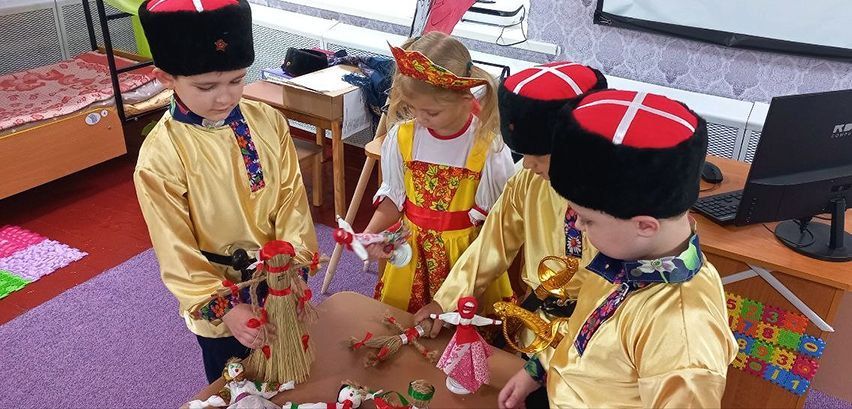 Среди множества праздников, отмечаемых нами, особое место принадлежит праздникам православной церкви Среди множества праздников, отмечаемых нами, особое место принадлежит праздникам православной церкви