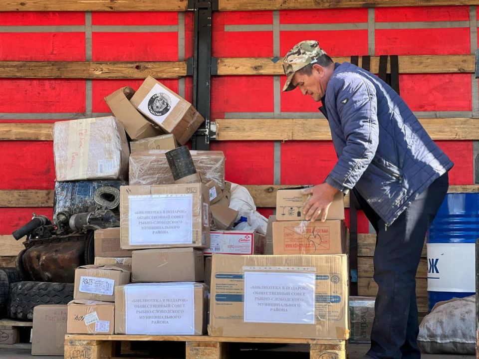 Рыбно-Слободский район Татарстана направил в Рубежное книги и сезонные овощи