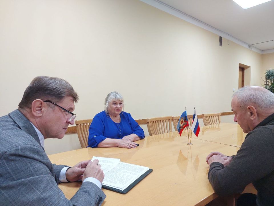 Состоялась встреча Председателя Совета городского округа Романа Лысенко с представителем местного бизнес-сообщества Сосланом Караевым и общественницей нашего города - помощником депутата Народного Совета Луганской Народной... Состоялась встреча Председателя Совета городского округа Романа Лысенко с представителем местного бизнес-сообщества Сосланом Караевым и общественницей нашего города - помощником депутата Народного Совета Луганской Народной...