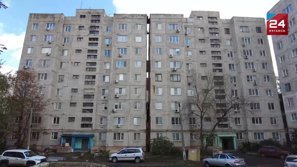 В Краснодоне приступили к замене лифтов по программе модернизации жилого фонда