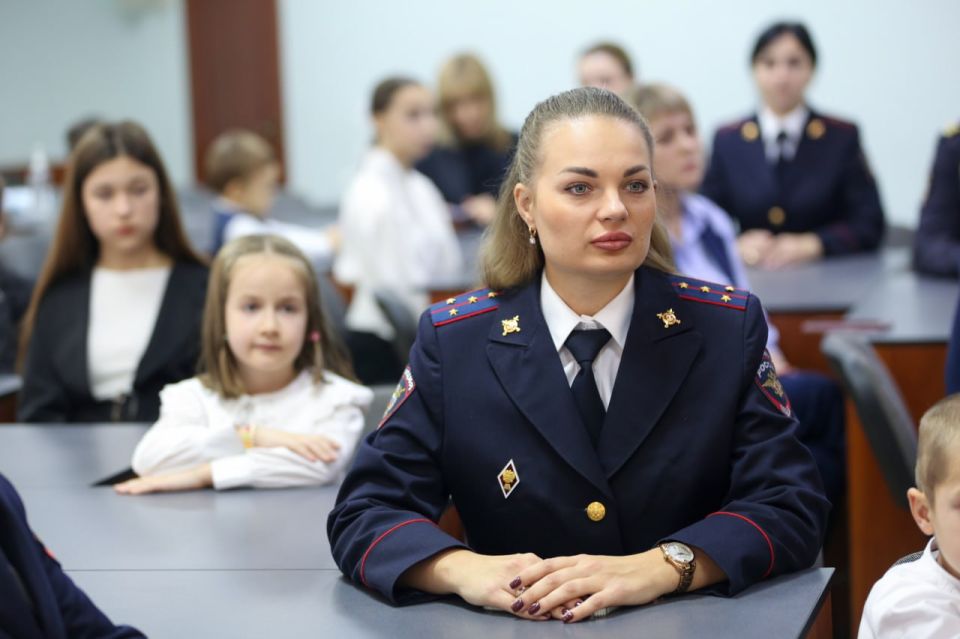 В региональном МВД наградили юных художников – победителей регионального этапа конкурса «Мои родители работают в полиции» В региональном МВД наградили юных художников – победителей регионального этапа конкурса «Мои родители работают в полиции»