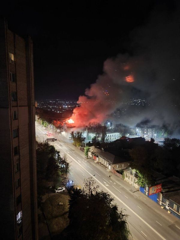 Трехэтажное здание по улице Шевченко горит в Луганске