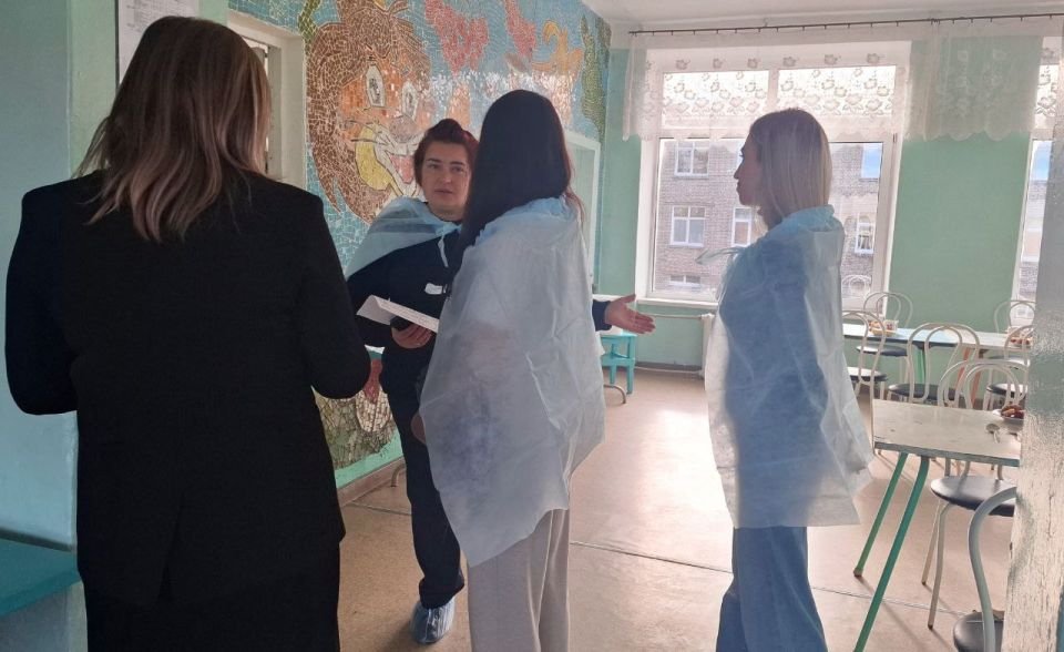 В рамках реализации партийного проекта "Новая школа" "Единой России" члены родительского совета брянковской специализированной школы №23 проверили качество питания, условия приготовления и соблюдение санитарных норм в... В рамках реализации партийного проекта "Новая школа" "Единой России" члены родительского совета брянковской специализированной школы №23 проверили качество питания, условия приготовления и соблюдение санитарных норм в...