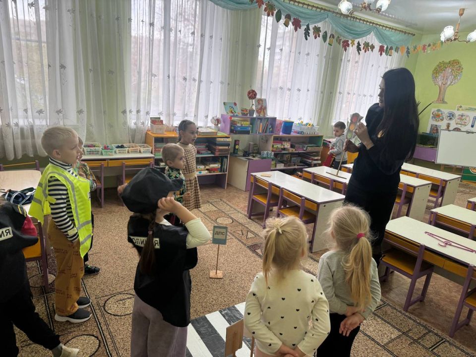 Сотрудники ОГИБДД ОМВД России «Краснодонский» посетили воспитанников детских садов Сотрудники ОГИБДД ОМВД России «Краснодонский» посетили воспитанников детских садов
