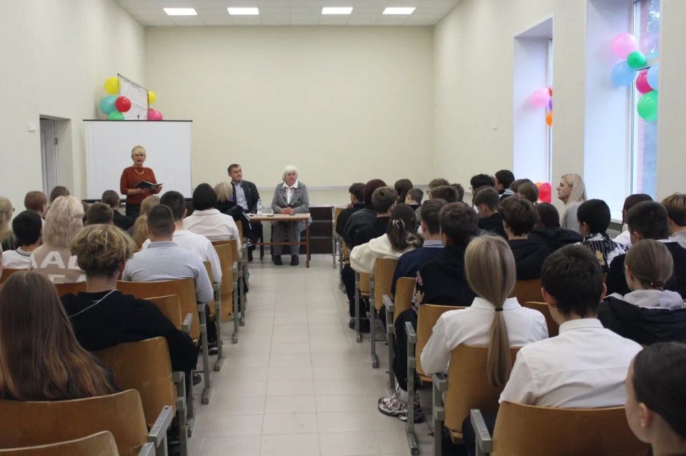 В рамках празднования Дня отца единороссы Славяносербщины организовали встречу Луганского автора и исполнителя патриотических песен, многодетного отца Юрия Турчаева с учащимися Славяносербской СШ В рамках празднования Дня отца единороссы Славяносербщины организовали встречу Луганского автора и исполнителя патриотических песен, многодетного отца Юрия Турчаева с учащимися Славяносербской СШ