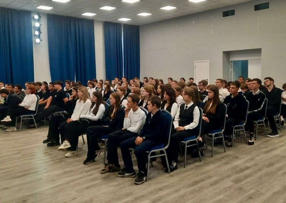 Сотрудники регионального МВД и банка рассказали луганским школьникам, как не позволить вовлечь себя в преступную деятельность в интернете Сотрудники регионального МВД и банка рассказали луганским школьникам, как не позволить вовлечь себя в преступную деятельность в интернете