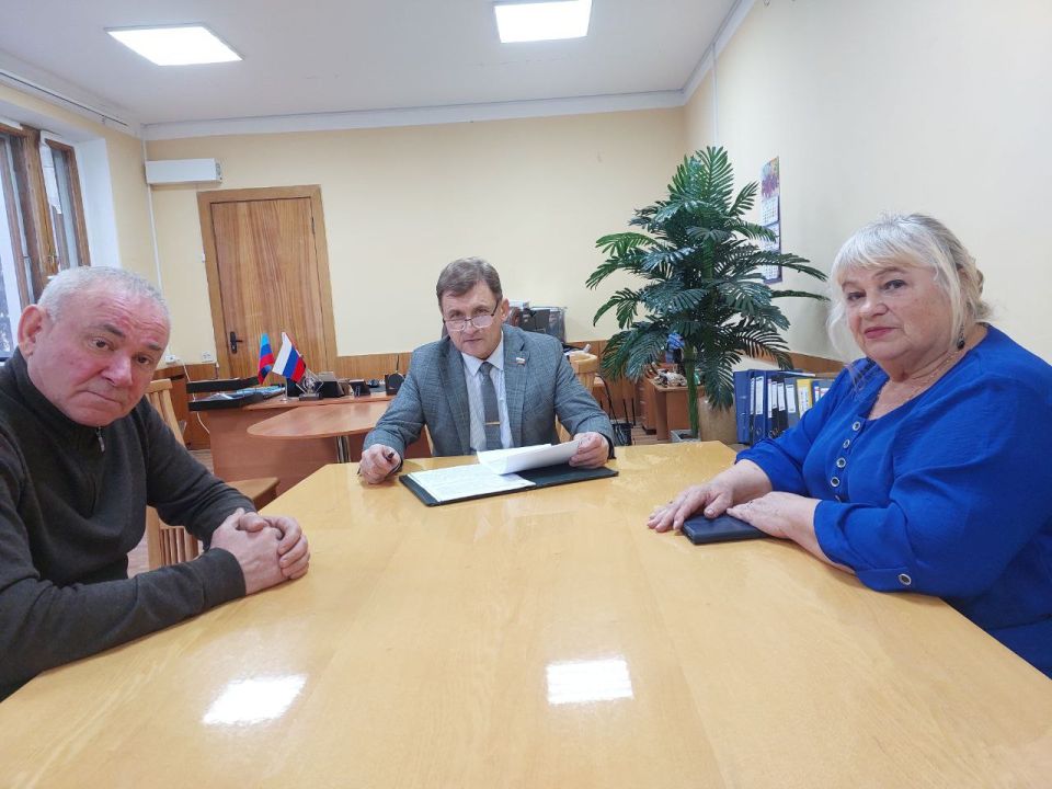 Роман Лысенко: Провел встречу с представителем местного бизнес-сообщества Сосланом Караевым и общественницей нашего города - помощником депутата Народного Совета Луганской Народной Республики Сушковой Наталией Петровной Роман Лысенко: Провел встречу с представителем местного бизнес-сообщества Сосланом Караевым и общественницей нашего города - помощником депутата Народного Совета Луганской Народной Республики Сушковой Наталией Петровной