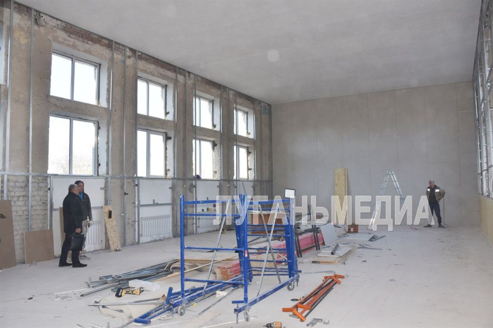 Представители управления образования Краснолучского округа и Совета депутатов провели экскурсию в Краснолучской школе № 7 для родителей учащихся Представители управления образования Краснолучского округа и Совета депутатов провели экскурсию в Краснолучской школе № 7 для родителей учащихся