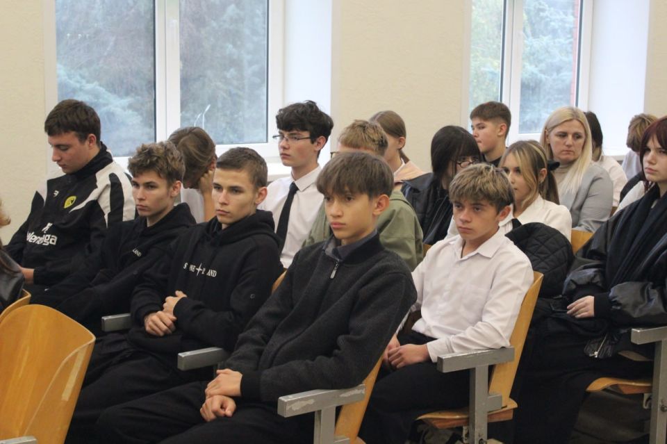 В рамках празднования Дня отца единороссы Славяносербщины организовали встречу Луганского автора и исполнителя патриотических песен, многодетного отца Юрия Турчаева с учащимися Славяносербской СШ В рамках празднования Дня отца единороссы Славяносербщины организовали встречу Луганского автора и исполнителя патриотических песен, многодетного отца Юрия Турчаева с учащимися Славяносербской СШ